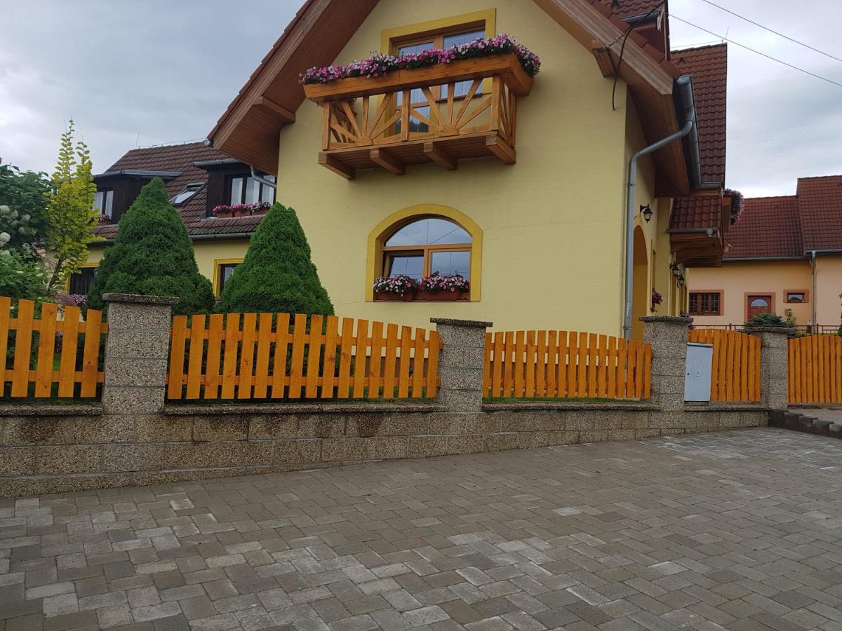 Appartement Zlty Dom Vrbov Extérieur photo
